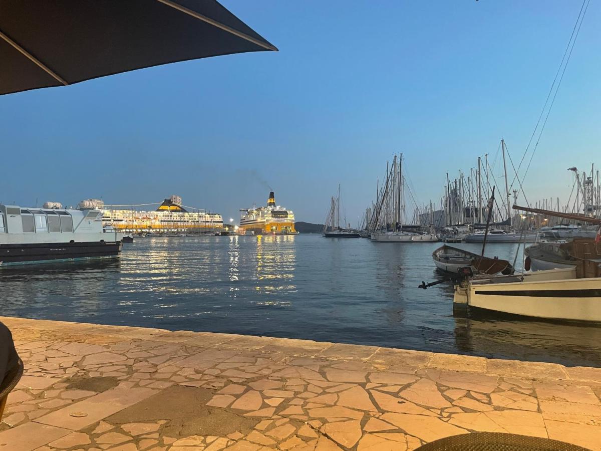 Au cœur du vieux Toulon au calme appartement rénové climatisé confortable étage élevé avec ascenseur proche parking et toutes commodités Exterior foto
